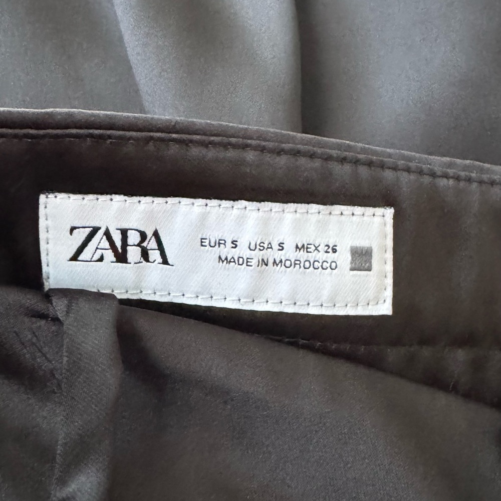 ZARA Black Satin cargo Pants
Zara Women's Black Satin Effect Cargo Pants. - Picture 9 of 10